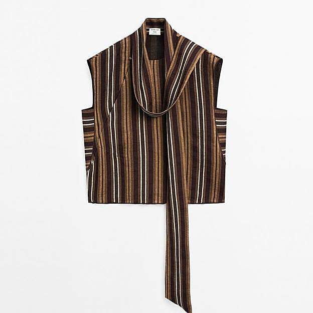 Imagen principal - Blusa fluida rayas - studio de Massimo Dutti (89,95€)/ Bermudas 100% lino de Mango (39,99€)/ Bota tacón piel de Massimo Dutti (179€)