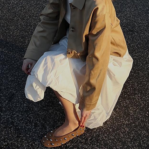 Las inglesas están obsesionadas con estas bailarinas de tachuelas de Stradivarius