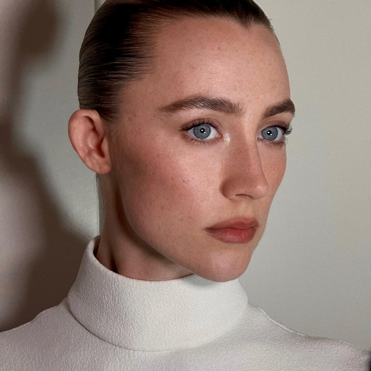 Saoirse con unas cejas probladas.