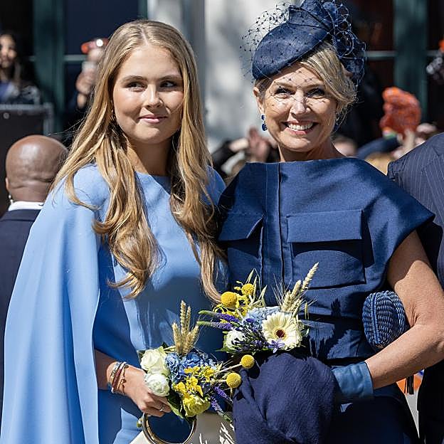 Amalia y Máxima de Holanda, ambas de color azul durante el Día dl Rey en Holanda.