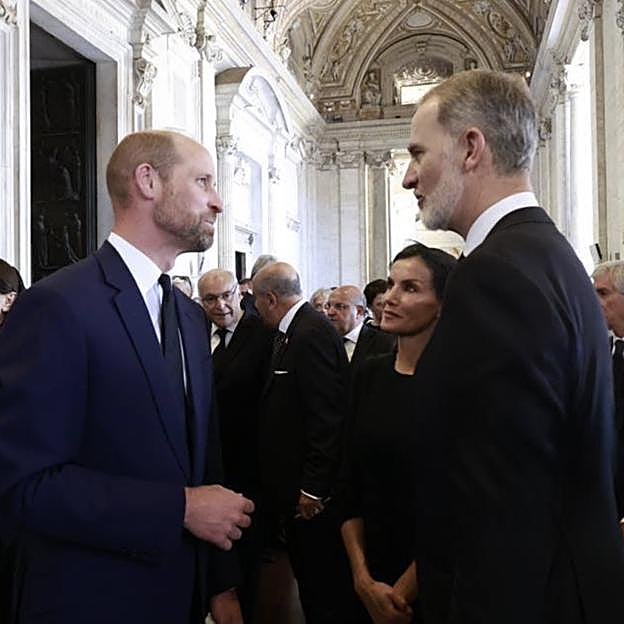 Los reyes Felipe y Letizia compartieron unos minutos de charla con el príncipe de Gales, antes del comienzo del funeral del papa Francisco. 