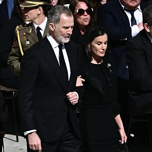 La reina Letizia asiste al funeral de papa Francisco con mantilla y su broche con historia favorito