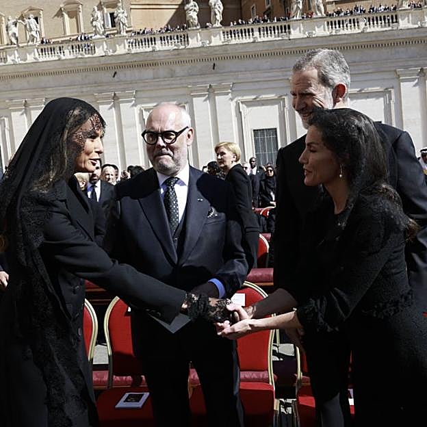 El supuestamente polémico saludo entre la reina Letizia y Melania Trump, tachado de frío por algunos comentaristas. 