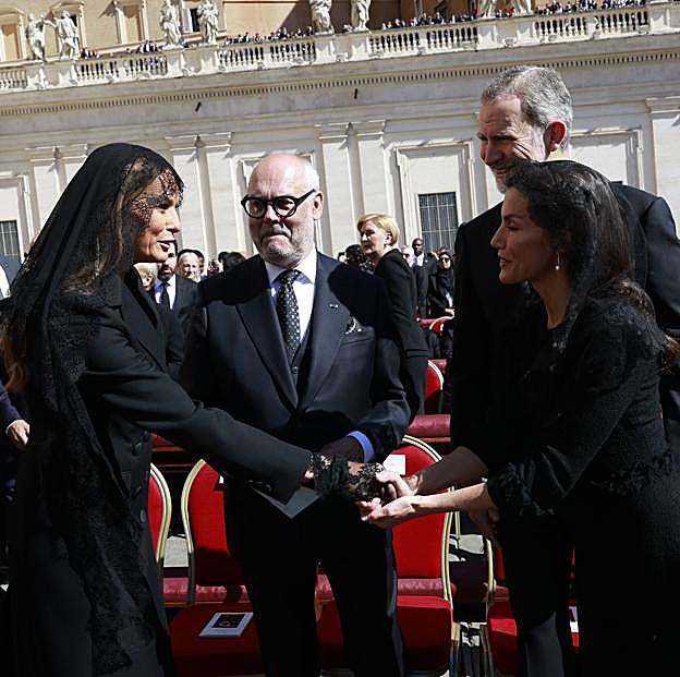 La reina Letizia asiste junto a Felipe VI al funeral de papa Francisco con mantilla y su broche con historia favorito