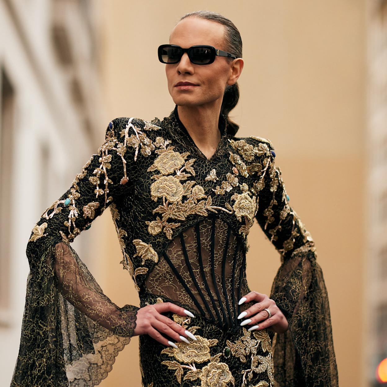 Mujer madura con la piel maquillada.