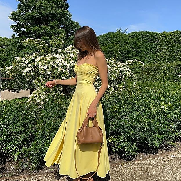 Los bolsos de mano que arrasan entre las invitadas más elegantes: ponibles y con tamaño perfecto