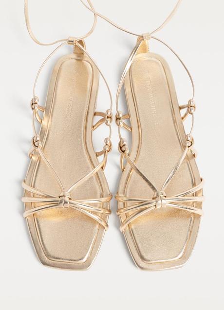 Imagen - Sandalias doradas de Stradivarius (21,99 euros)
