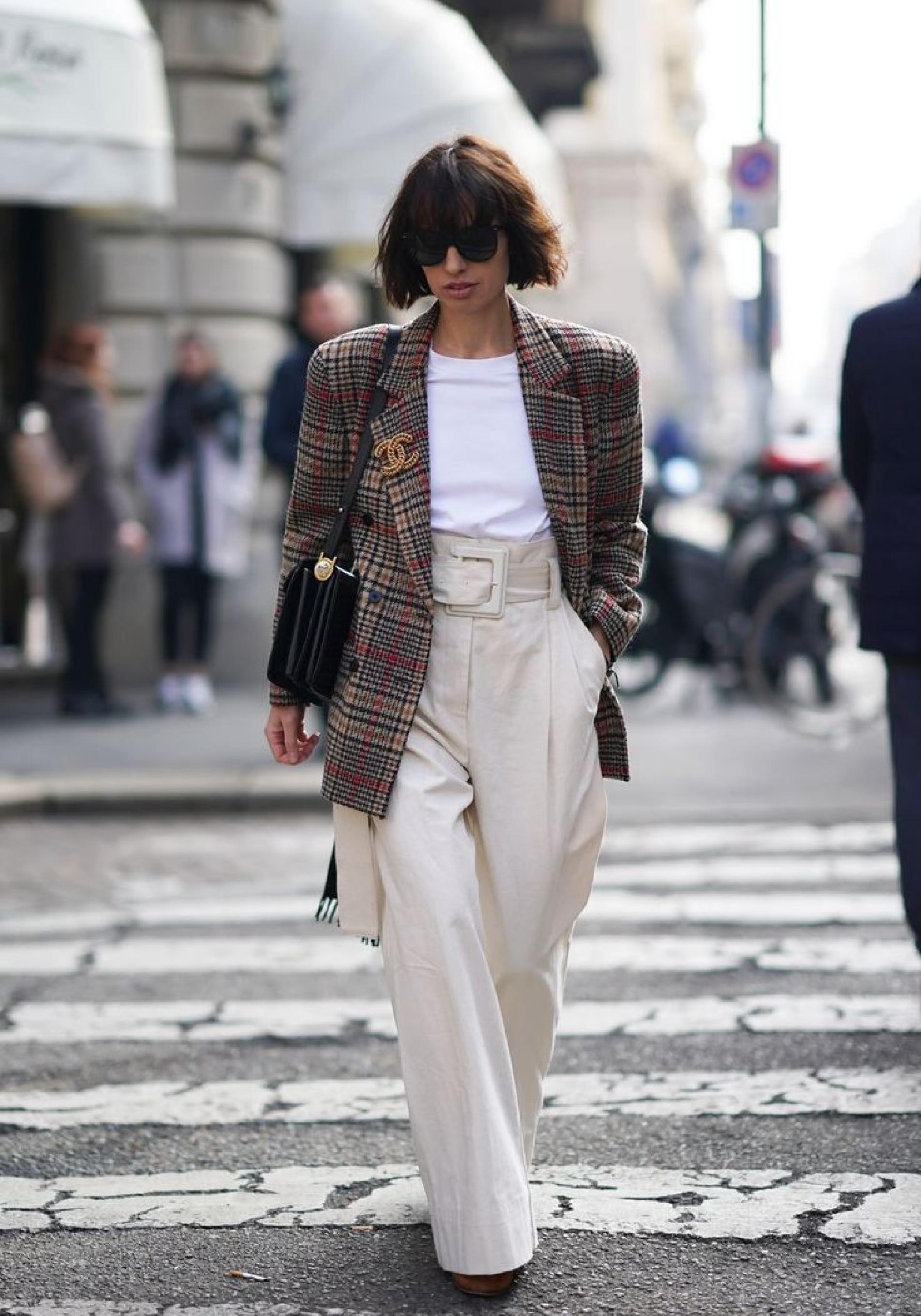 Influencer con americana de cuadros