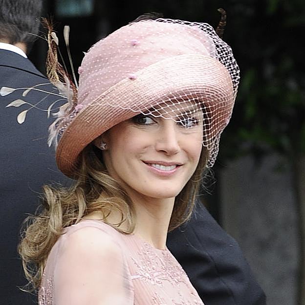 Los dos looks de la reina Letizia en la boda de Guillermo y Kate Middleton hace 14 años: así ha cambiado su estilo