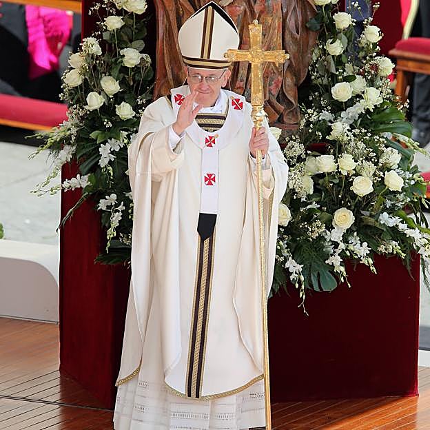 Papa Francisco con vestiduras de Filippo Sorcinelli