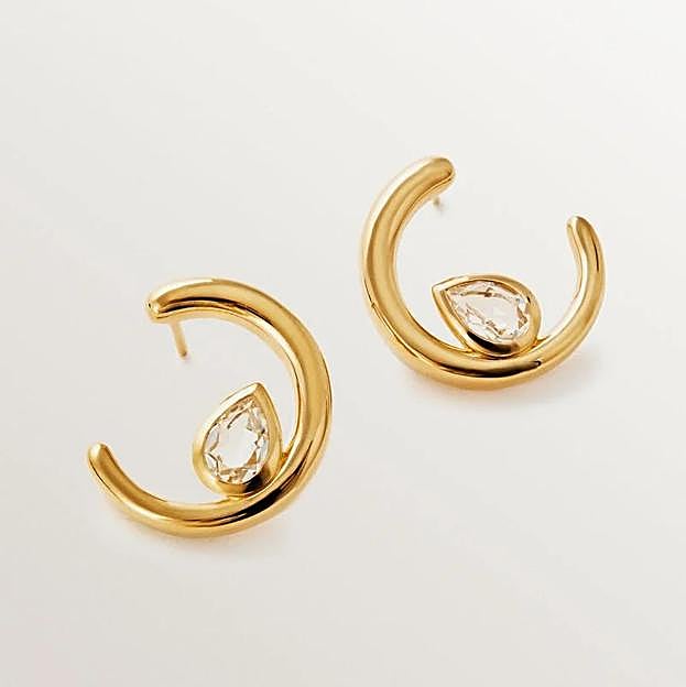 Pendientes color oro de la colección Essentials de Aristocrazy. (199 euros).