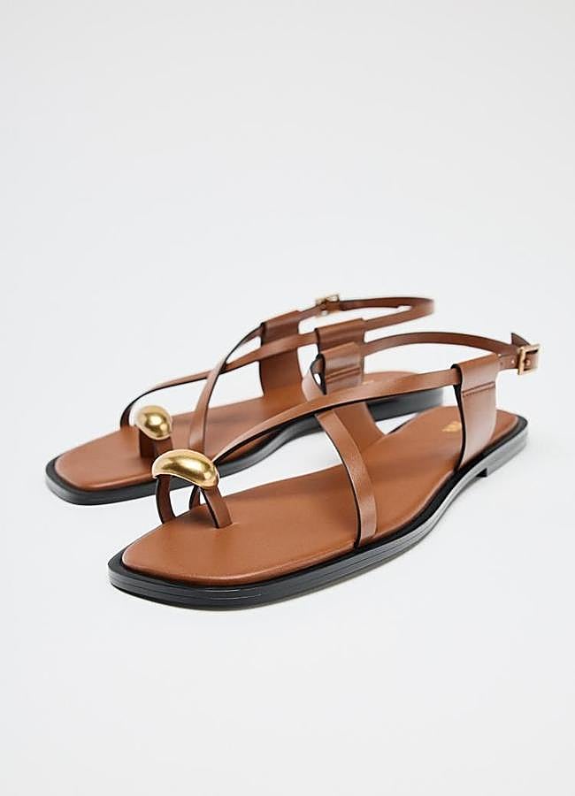 Imagen - Sandalias de tiras con adorno dorado