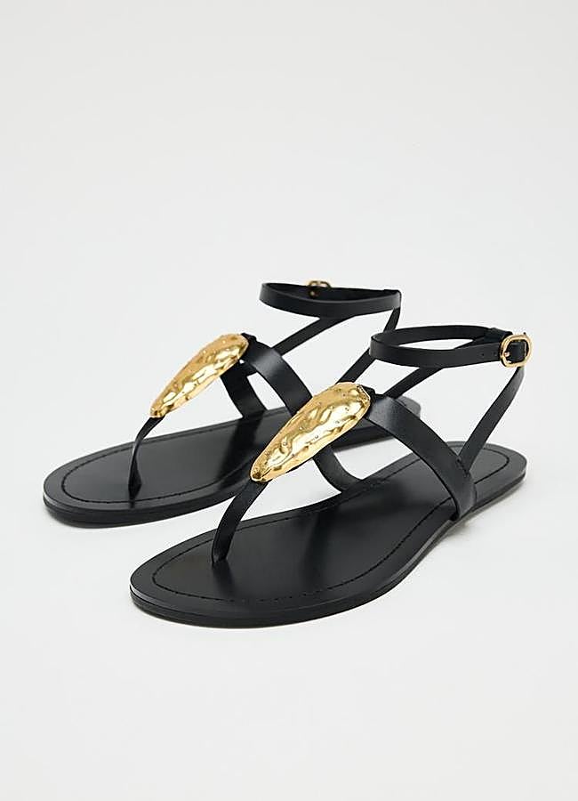 Imagen - Sandalias negras planas con adorno dorado