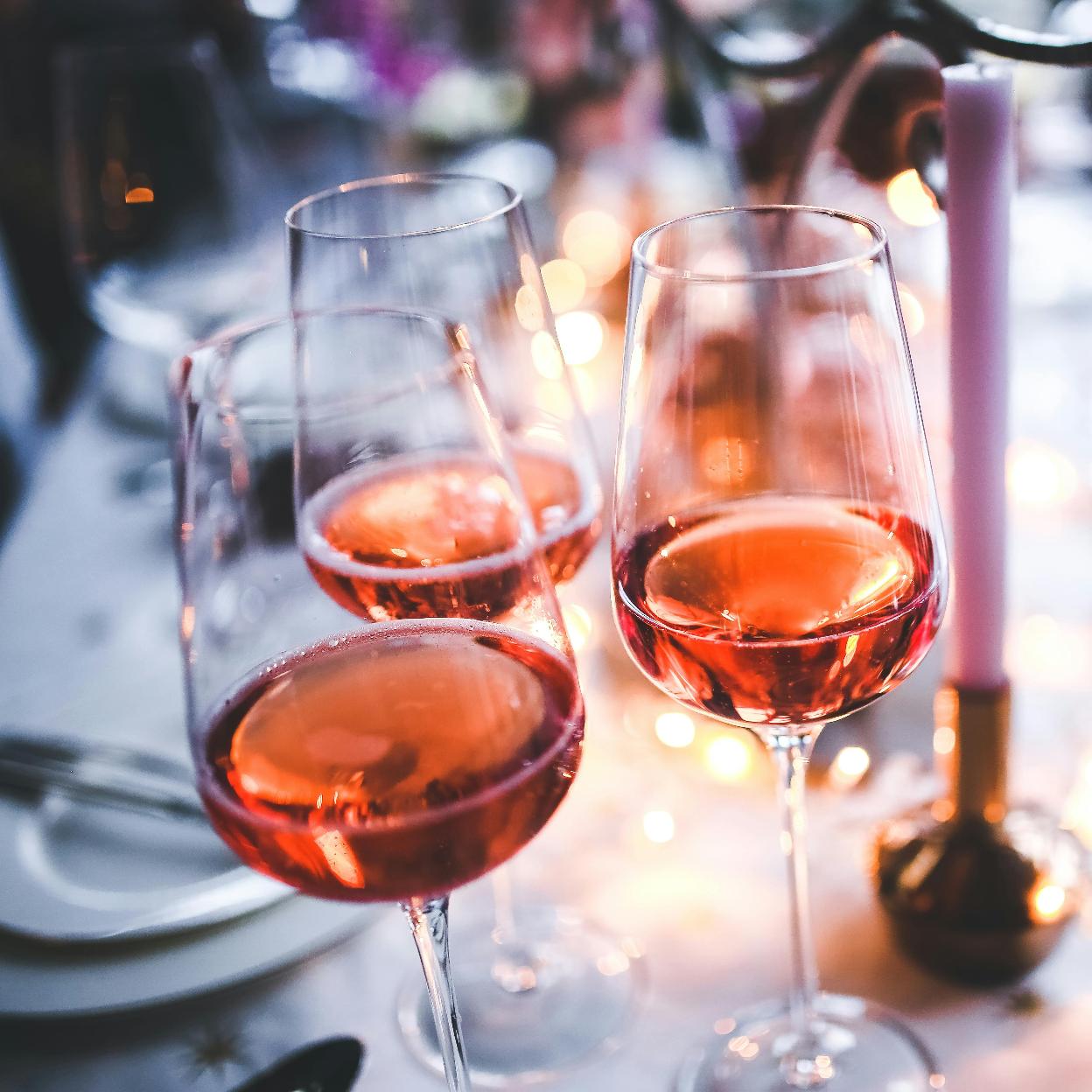 El vino rosado, una de las variedades más consumidas en esta época del año, es ideal para regalar el Día de la Madre.