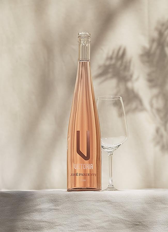 Imagen - La botella del rosado Victoria, de bodegas José Pariente, un homenaje a la madre del fundador. / DR