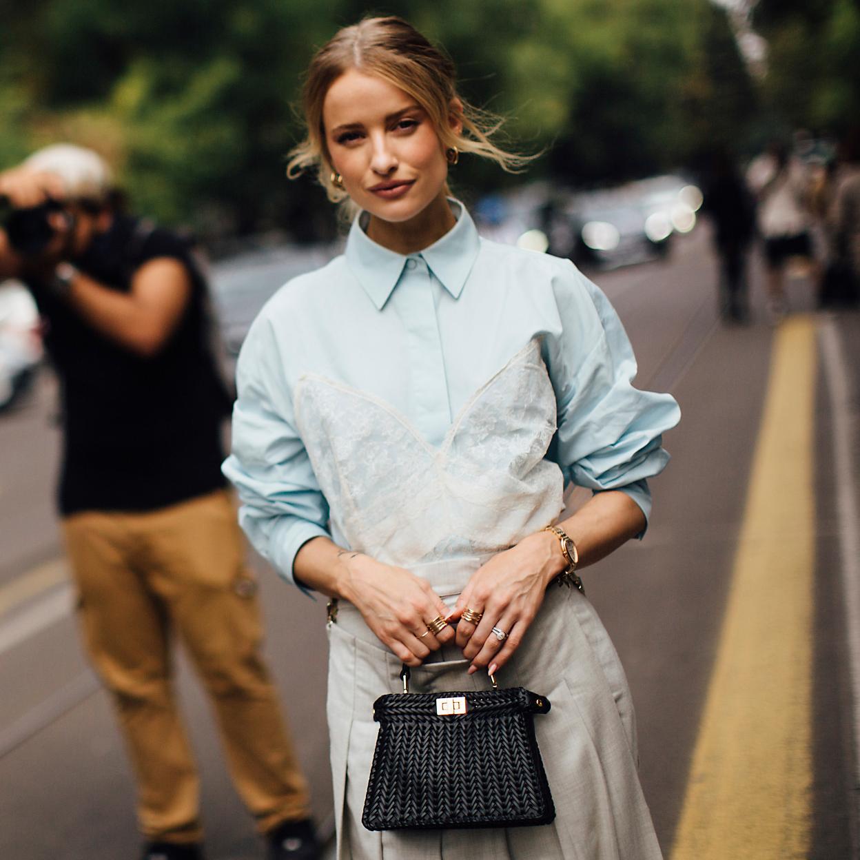 La camisa azul es tu mejor aliado.