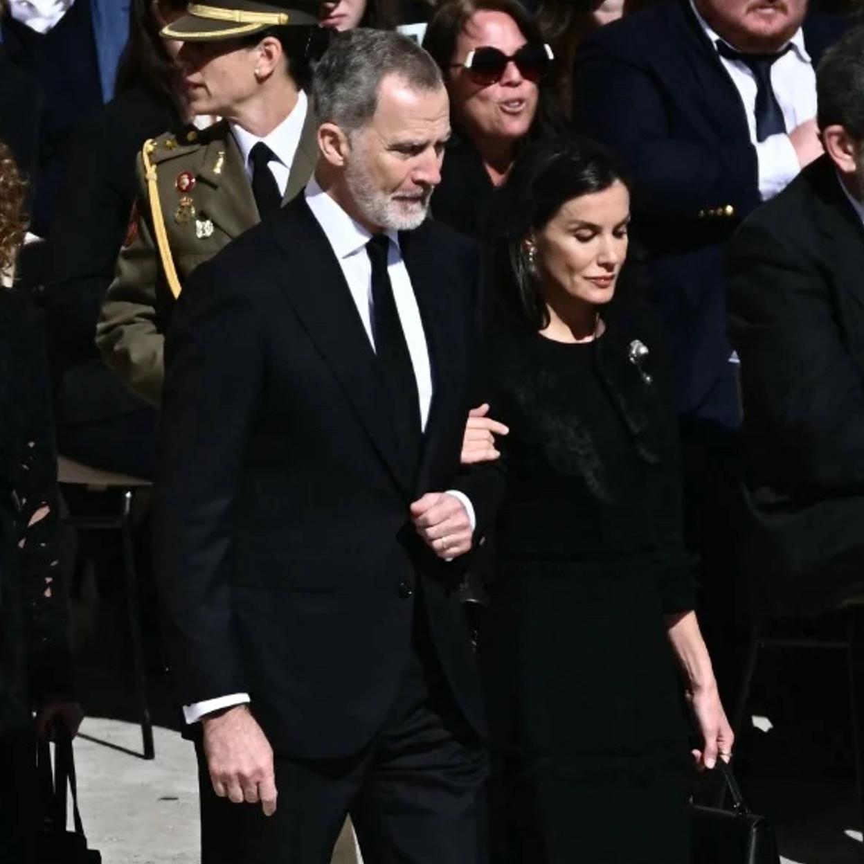 Los reyes Felipe y Letizia en el funeral del Papa Francisco. 