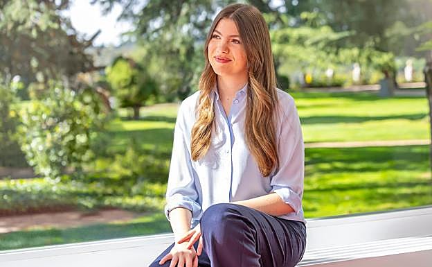 Las fotos oficiales de la infanta Sofía por su 18 cumpleaños se tomaron en el jardín del Palacio de la Zarzuela. 