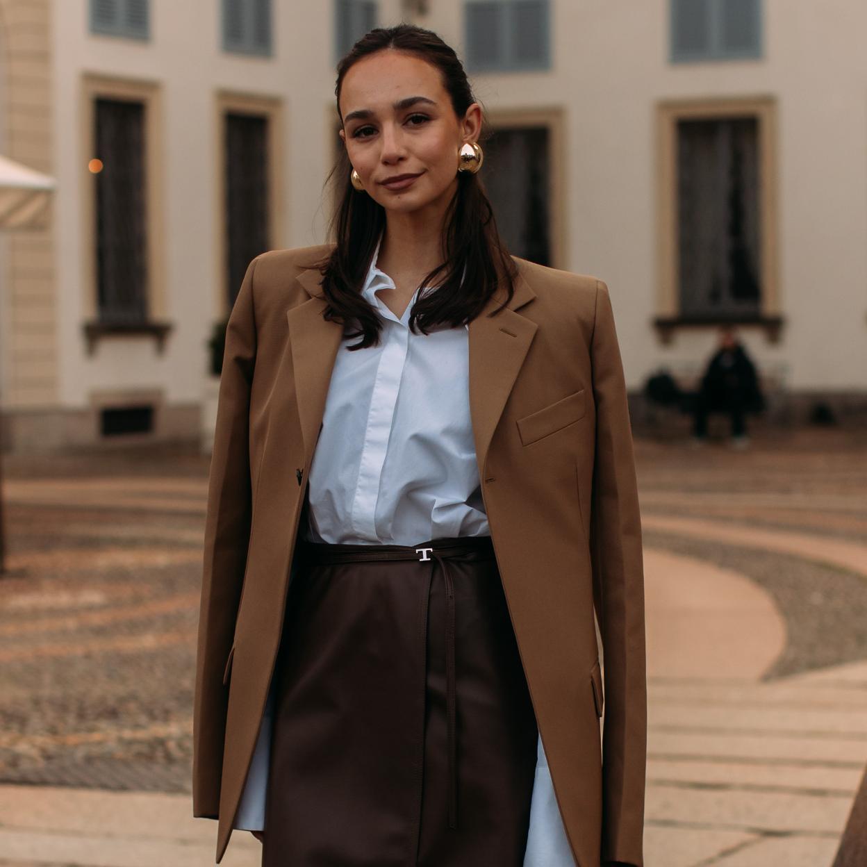 Influencer con pendientes dorados