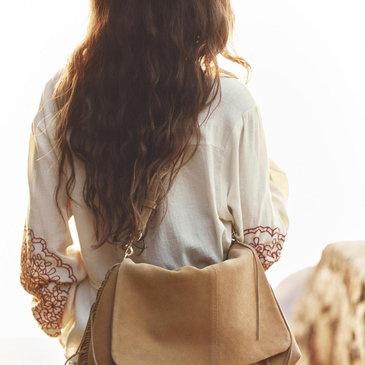 Esta temporada los bolsos se llevan en olores tierra y con acabado en ante.