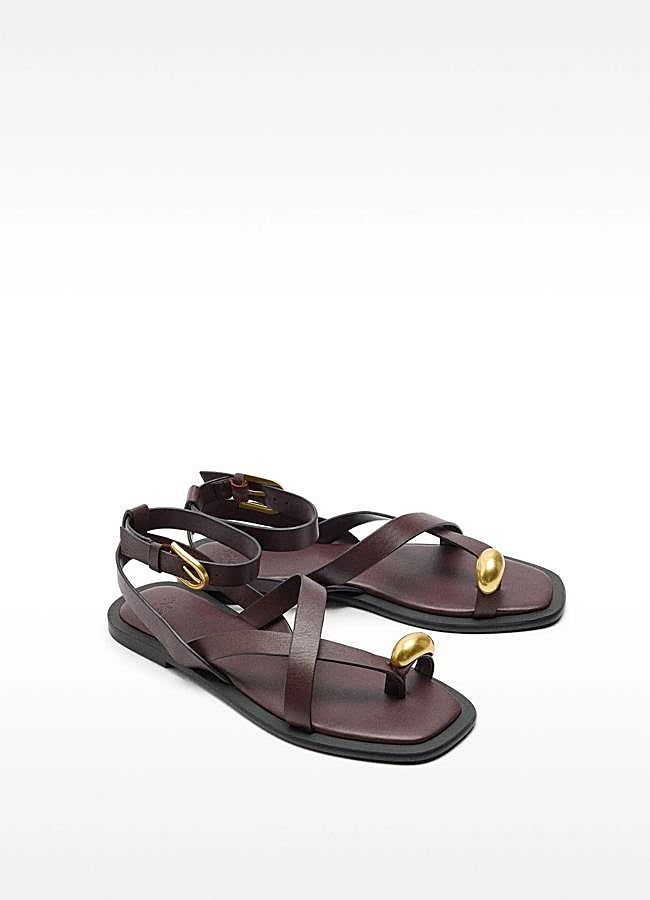 Imagen - Sandalias acolchadas con detalle metálico en dorado de Parfois.