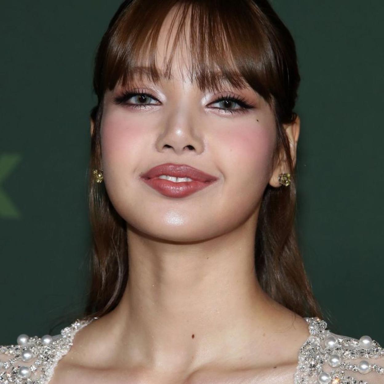 Lisa de Blackpink con under eye blush
