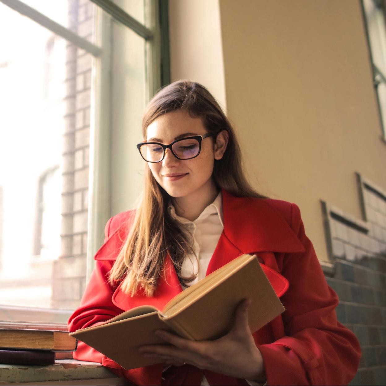 Disfrutar de las novedades literarias en mayo es un placer que se disfruta en cualquier lugar.