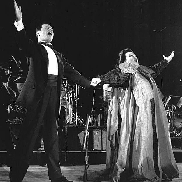 Freddy Mercury con Montserrat Caballé, interpretando Barcelona. 
