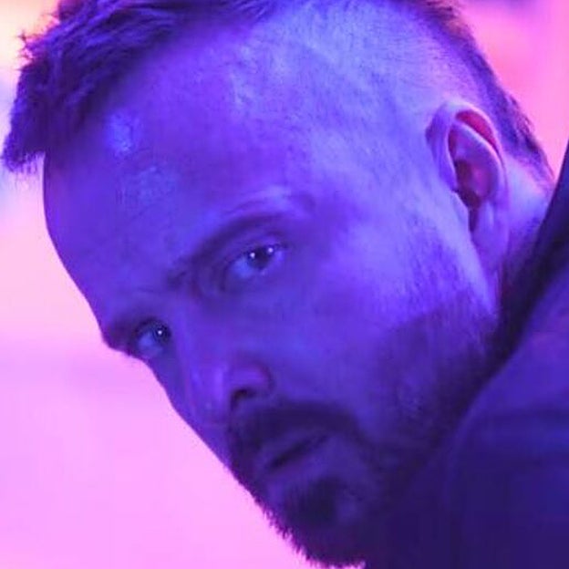 Brion (Aaron Paul) aparece en la nave para ayudar a los supervivientes.