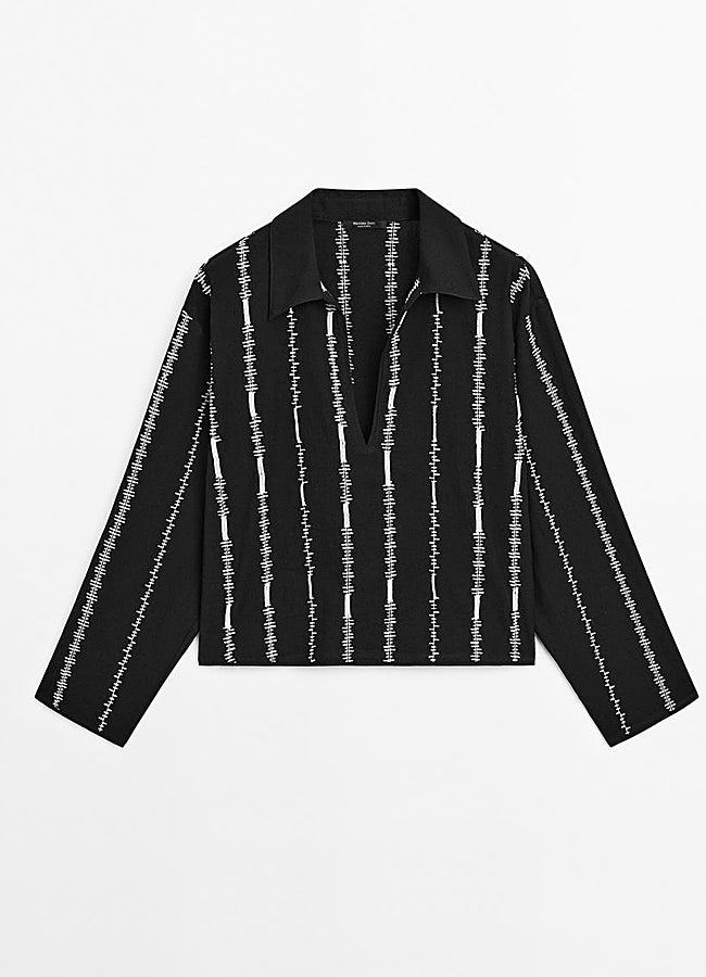 Imagen - Blusa negra con bordados de Massimo Dutti.