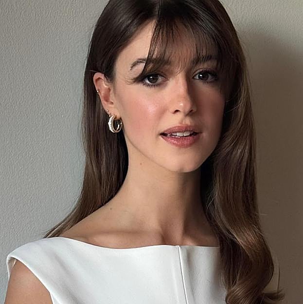 Daisy Edgar-Jones con flequillo coreano en pelo largo