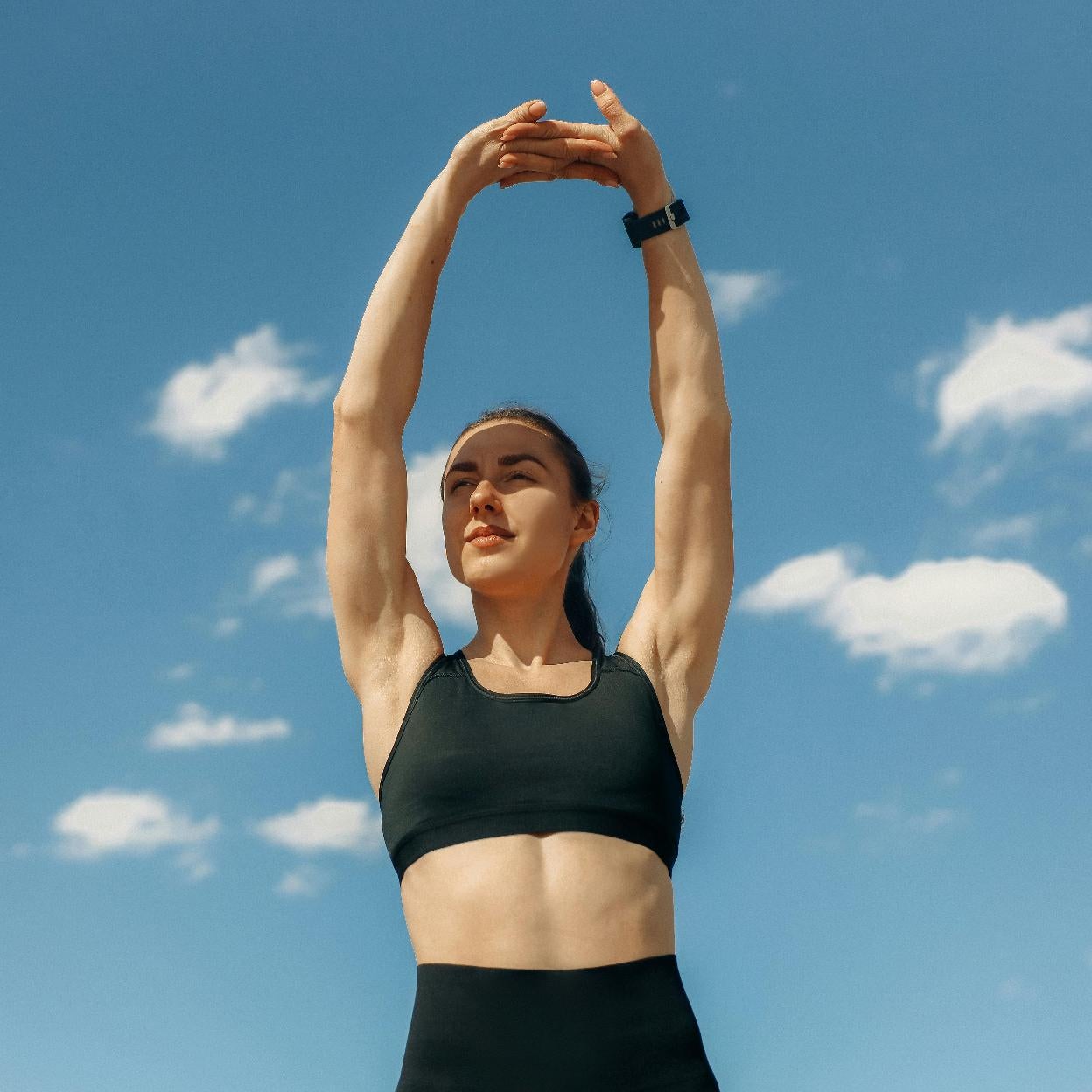 Mujer practicando yoga al aire libre. 