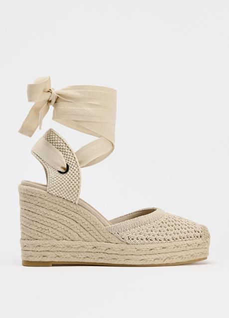 Imagen - Alpargatas con cuña de Zara (39,99 euros)