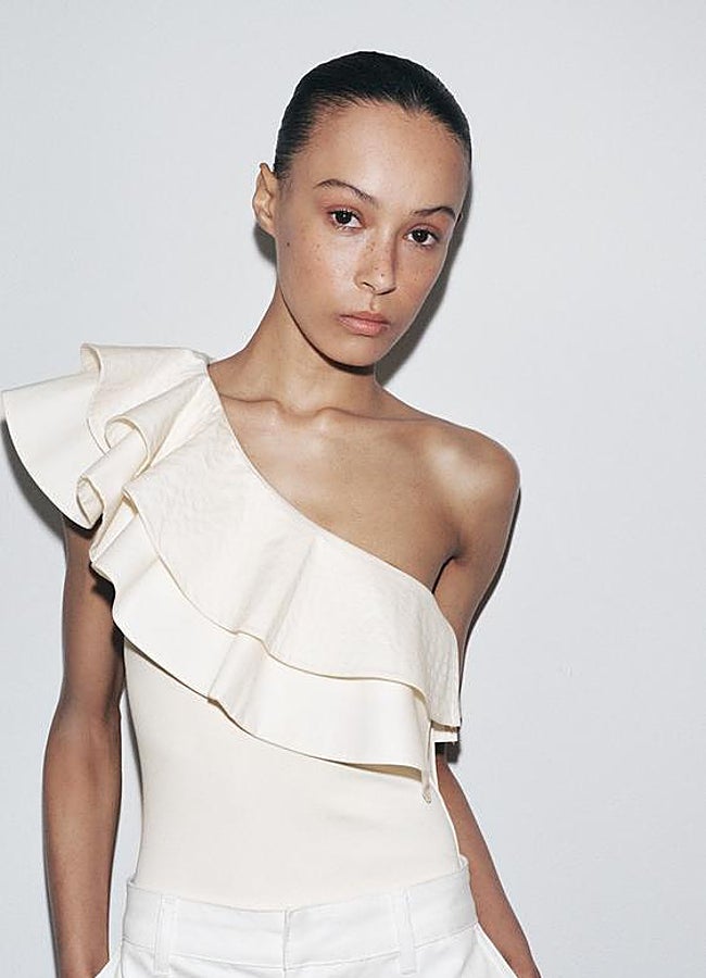 Imagen - Body asimétrico blanco de Zara.