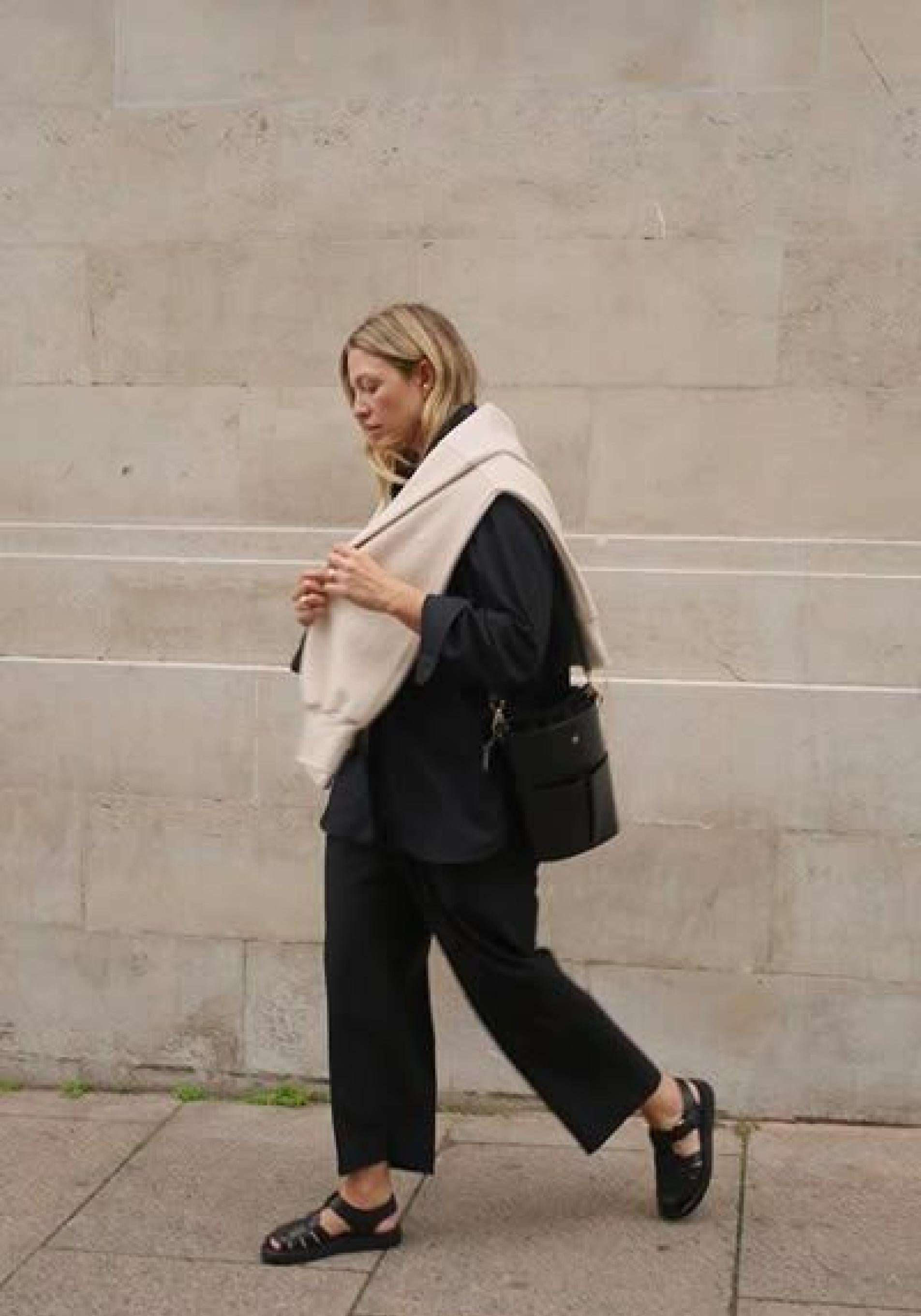 Influencer con cangrejeras para verano