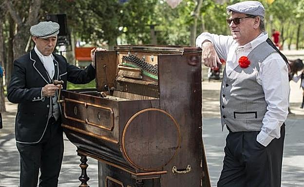 Hombres vestidos de chulapo