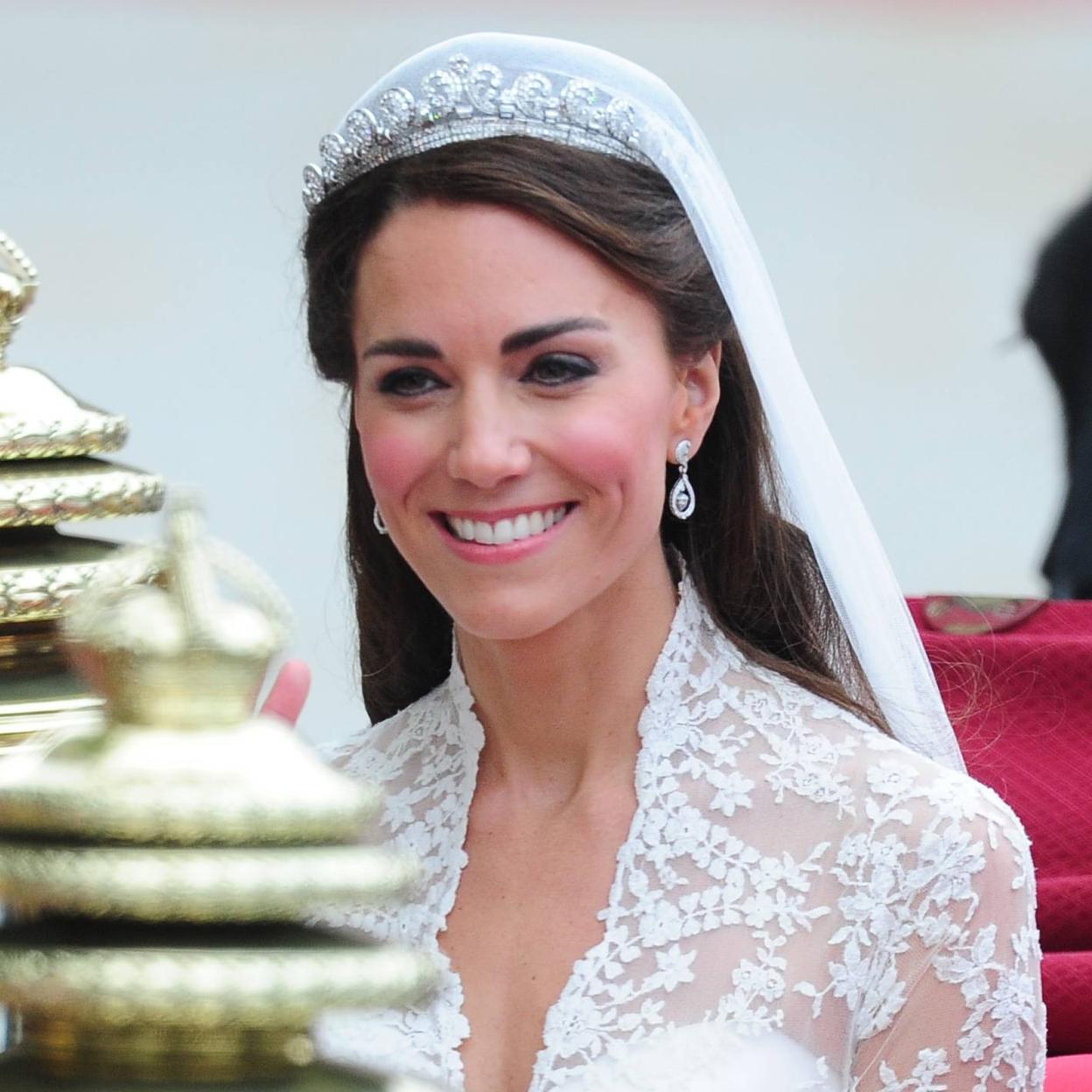 Kate Middleton luciendo la tiara Halo de Cartier el día de su boda en 2011. 