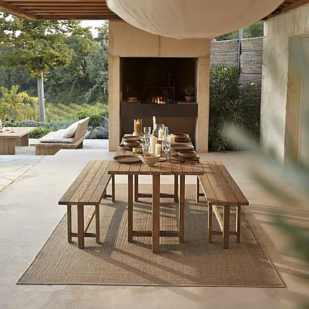 Conjunto Antonia de Tikamoon, con mesa extensible y bancos a juego, todo en madera de teca. Precio: 2.249 euros. 