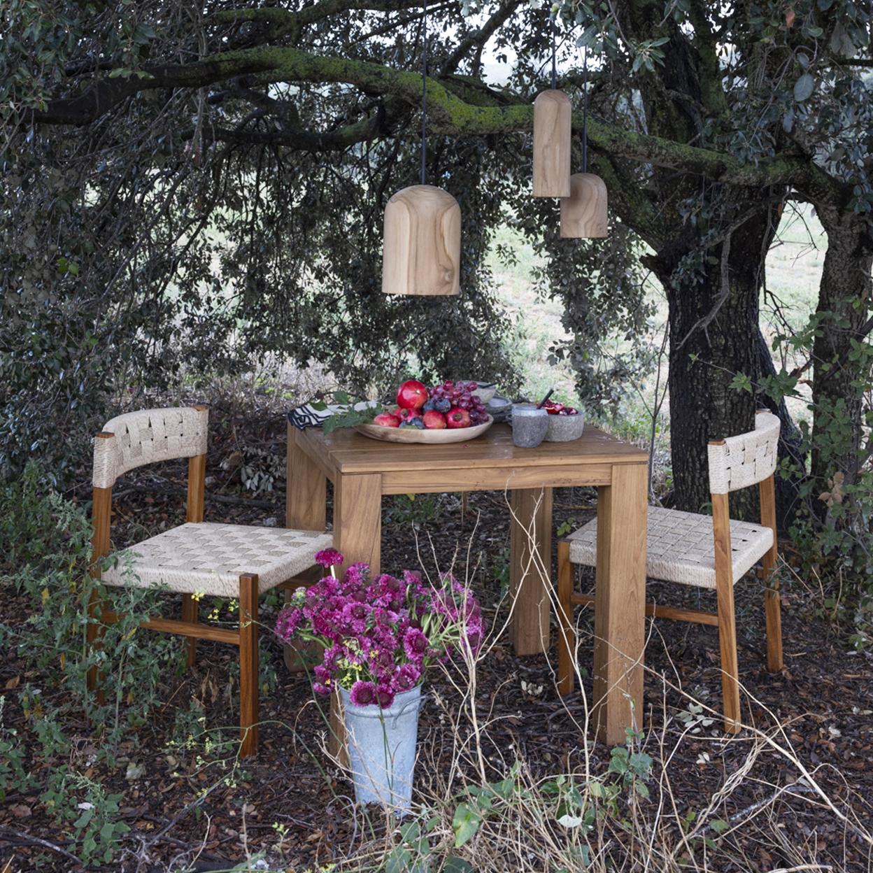 Mesa de comedor exterior en madera de teca de la marca Dareels (890 euros).