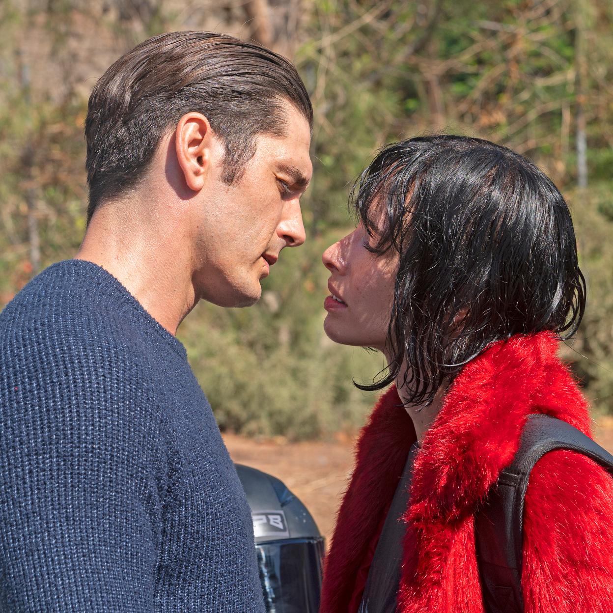 Ledesma (Yon González) y Verónica (Olivia Baglivi) en una secuencia de la serie.