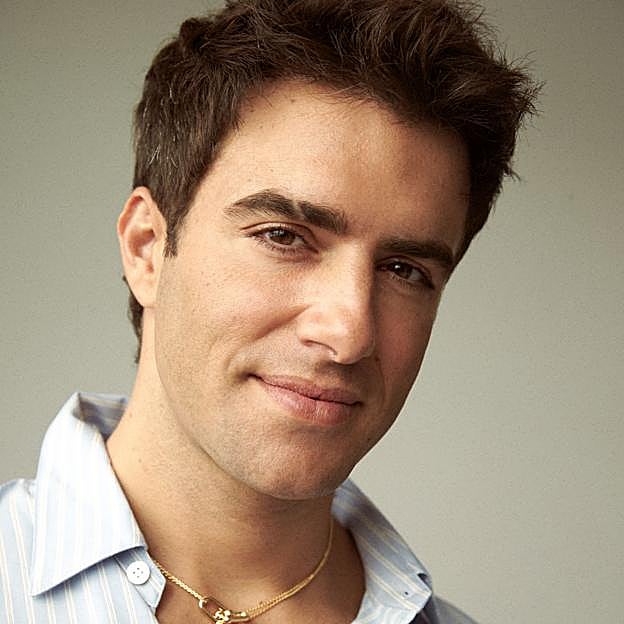 Álvaro de Luna lleva camisa de COS, pantalón de Dsquared2 y collar de Tiffany's. Maquillaje: Patrizio Niccolai para Dior Beauty. Estilismo: Daniela Gutiérrez. Asistentes de estilismo: Raúl Salmerón y Laura Escudero. Publicistas: Shahar Levi y Emma Monreal.  RUBÉN VEGA