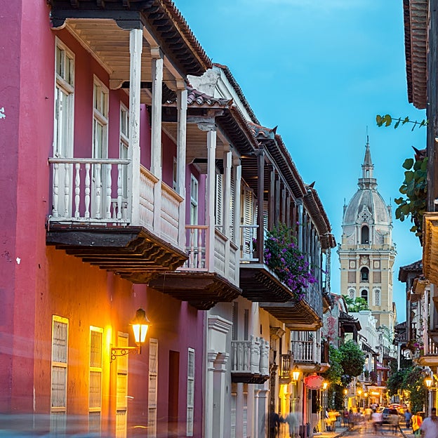 Una colorida calle de Cartagena de Indias. 