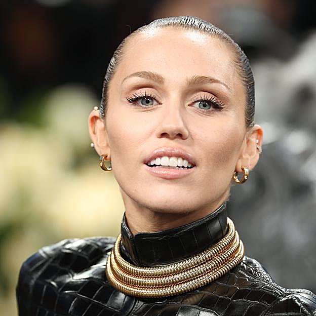 Miley Cyrus con maquillaje de Maybelline New York en la MET Gala.