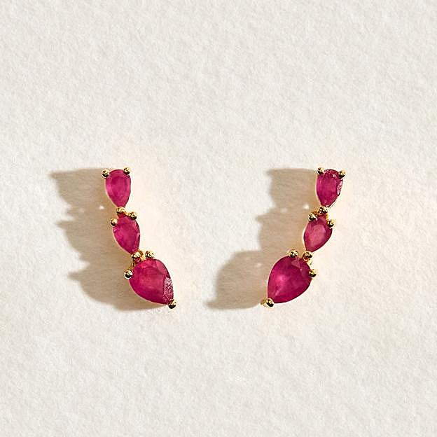 Pendiente trepador de oro y rubí tratado (295€)