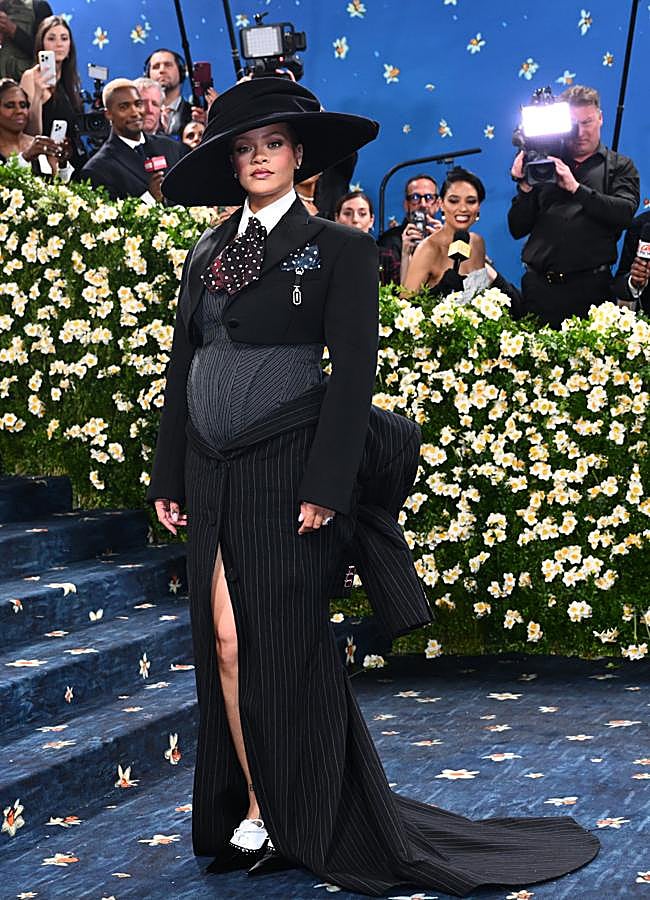Imagen - Rihanna con total look de Marc Jacobs, embarazada en la Gala MET 2025 (GTRES)