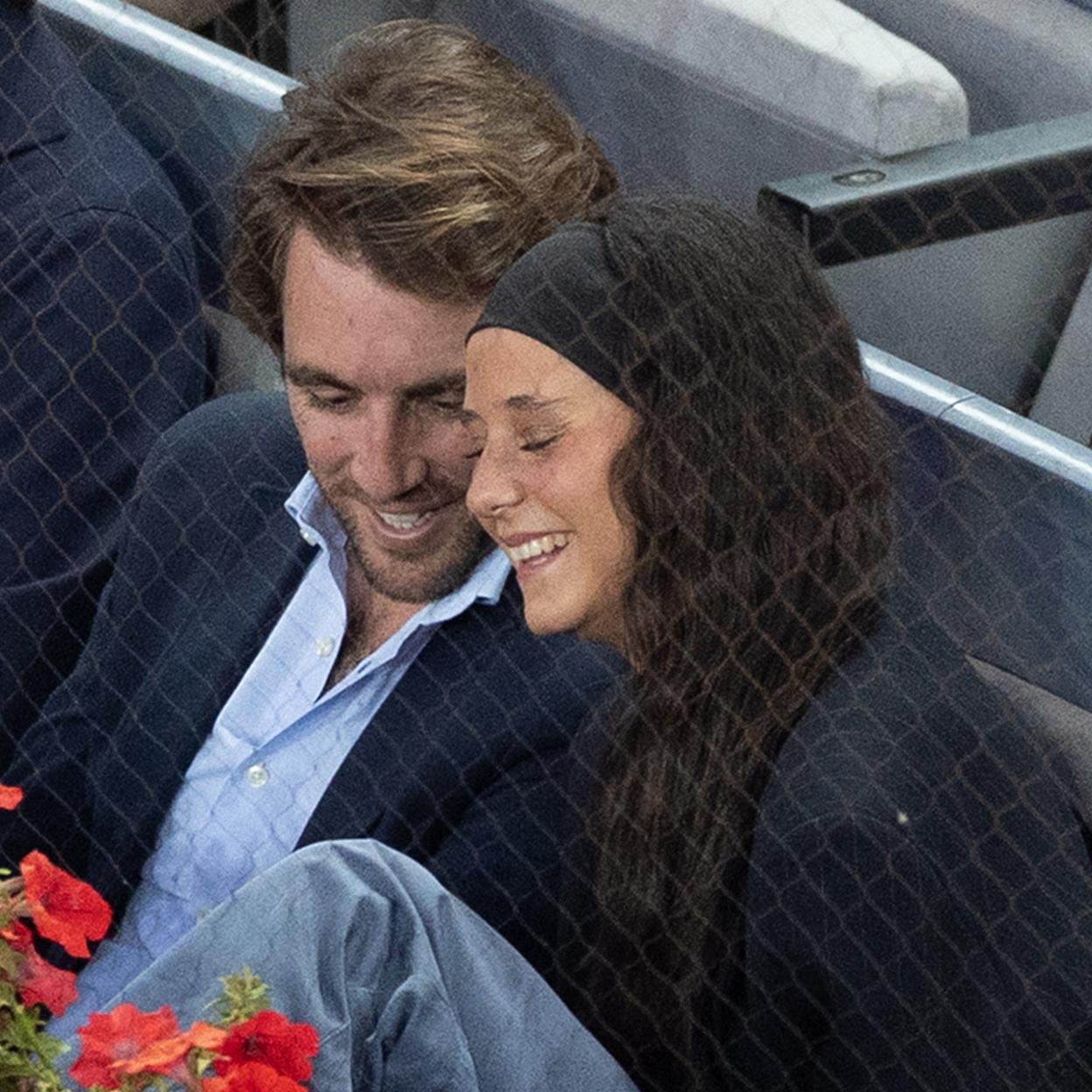 Victoria Federica y Borja Moreno Oriol hicieron su primera aparición oficial como novios en la Caja Mágica. 