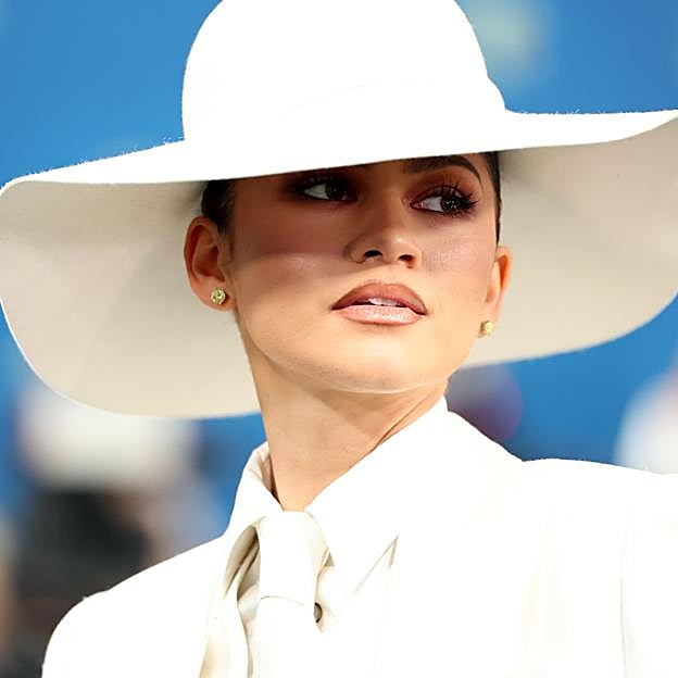 Delineado de labios marrón y brillo: la combinación estrella de Zendaya que inspirará a las futuras novias