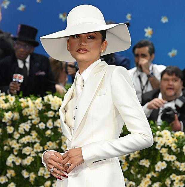 Zendaya vuelve a ser la mejor vestida de la Gala MET 2025 con un look nupcial, con pamela de Louis Vuitton, que rinde un especial homenaje