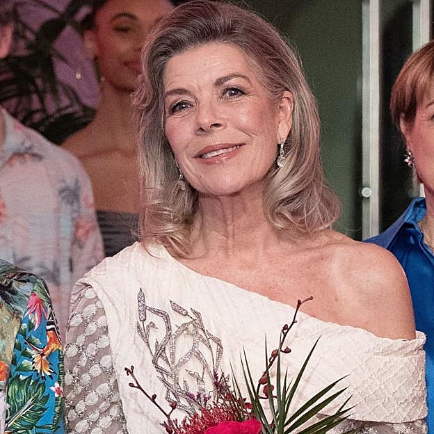 Carolina de Mónaco confirma el poder de un traje blanco: así lo combina en versión royal para ser la más elegante