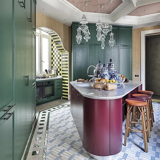 La cocina-comedor Toujours à Madrid de SCHMIDT (cocina y muebles) diseñada por Jean Porche incluye electrodomésticos KÜPPERSBUSCH, encimera y chimenea de COSENTINO, revestimiento de suelo y pared de NAIS, revestimiento mural de ARTE, moldura, zócalo y cornisa de ORAC, fregadero, grifería y clasificación de residuos de BLANCO, cristalería y lámparas de REAL FÁBRICA DE CRISTALES DE LA GRANJA, vajilla y cristalería de VISTA ALEGRE, cuchillos y menaje de cocina de ARCOS y productos de limpieza ecológicos de ECOBEL.